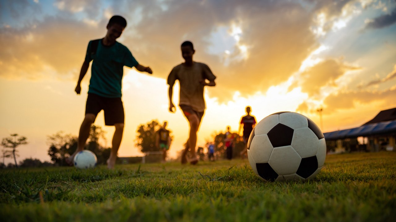 9+ lợi ích tuyệt vời của việc chơi bóng đá đối với sức khoẻ | AIA Vietnam