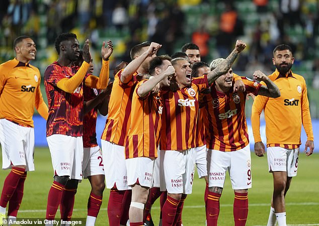 Độc lạ bóng đá Thổ Nhĩ Kỳ: Đối thủ tung ra đội U19 rồi bỏ cuộc, Galatasaray vô địch chỉ sau 1 phút thi đấu